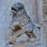 Quello a sinistra con un serpente tra le fauci simboleggia la lotta del Bene contro il Male...